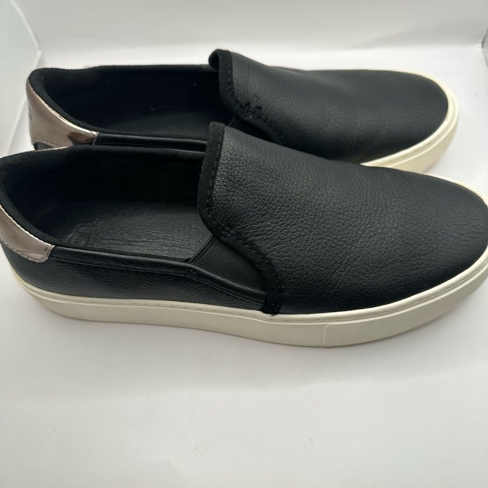 Ugg Cahlvan Black Leather Slip On Gold Accent Sneakers Size 7.5 - Picture 3 of 10